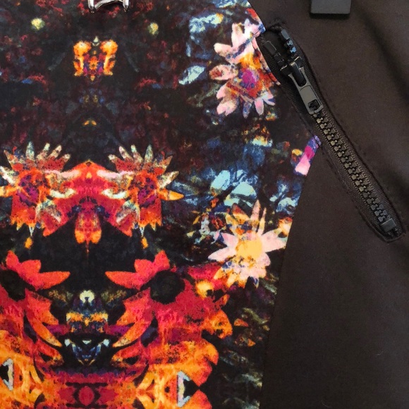 Floral mini skirt - Picture 2 of 3